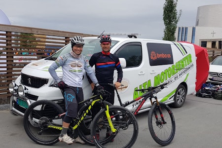 Daniel Boberg Leirbakken (til venstre) mistet makkeren Steffan Repshus etter ni timer av det 30 mil lange rittet OF300. Foto: Privat Daniel Boberg Leirbakken (til venstre) mistet makkeren Steffan Repshus etter ni timer av det 30 mil lange rittet OF300. Foto: Privat