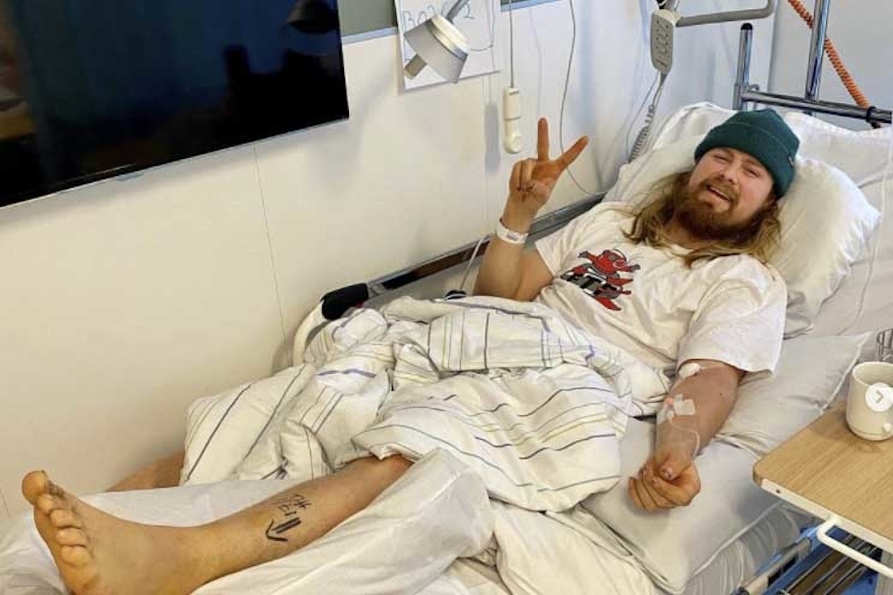 GODT HUMØR: Brage Vestavik venter på operasjon etter en skade han pådro seg under filming til konkurransen X-Games Real Series. Foto: Skjermdump Instagram brage vestavik ankelbrudd x games