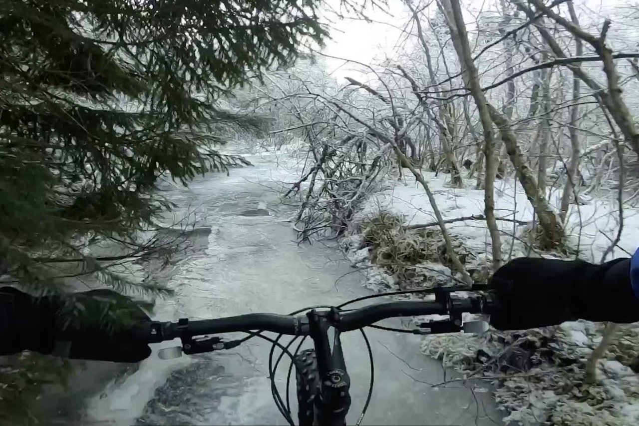 SPESIELL TUR: Å sykle på islagte bekker gir en helt spesiell opplevelse. Foto: Skjermdump bekkesykling piggdekk fatbike