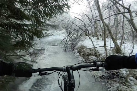 SPESIELL TUR: Å sykle på islagte bekker gir en helt spesiell opplevelse. Foto: Skjermdump bekkesykling piggdekk fatbike