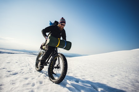 BARE NESTEN: Håkon prøver seg i litt for myk snø. Foto: Mikkel Soya Bølstad sykling skare fatbike snø