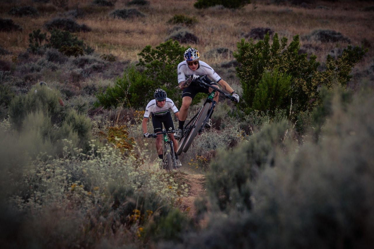 LEKEN DANSKE: Simon Andreassen er kjent for sin gode teknikk og offensive sykkelstil. Nå sykler han for Cannondale - her med Alan Hatherly på hjul.  Simon Andreassen og Alan Hatherly