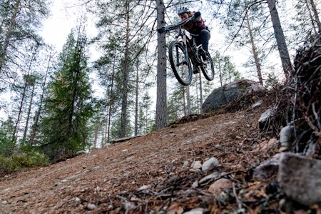 Brage Vestavik forklarer forskjellen på et hopp og et dropp med en overlegen demonstrasjon. Foto: Christian Nerdrum