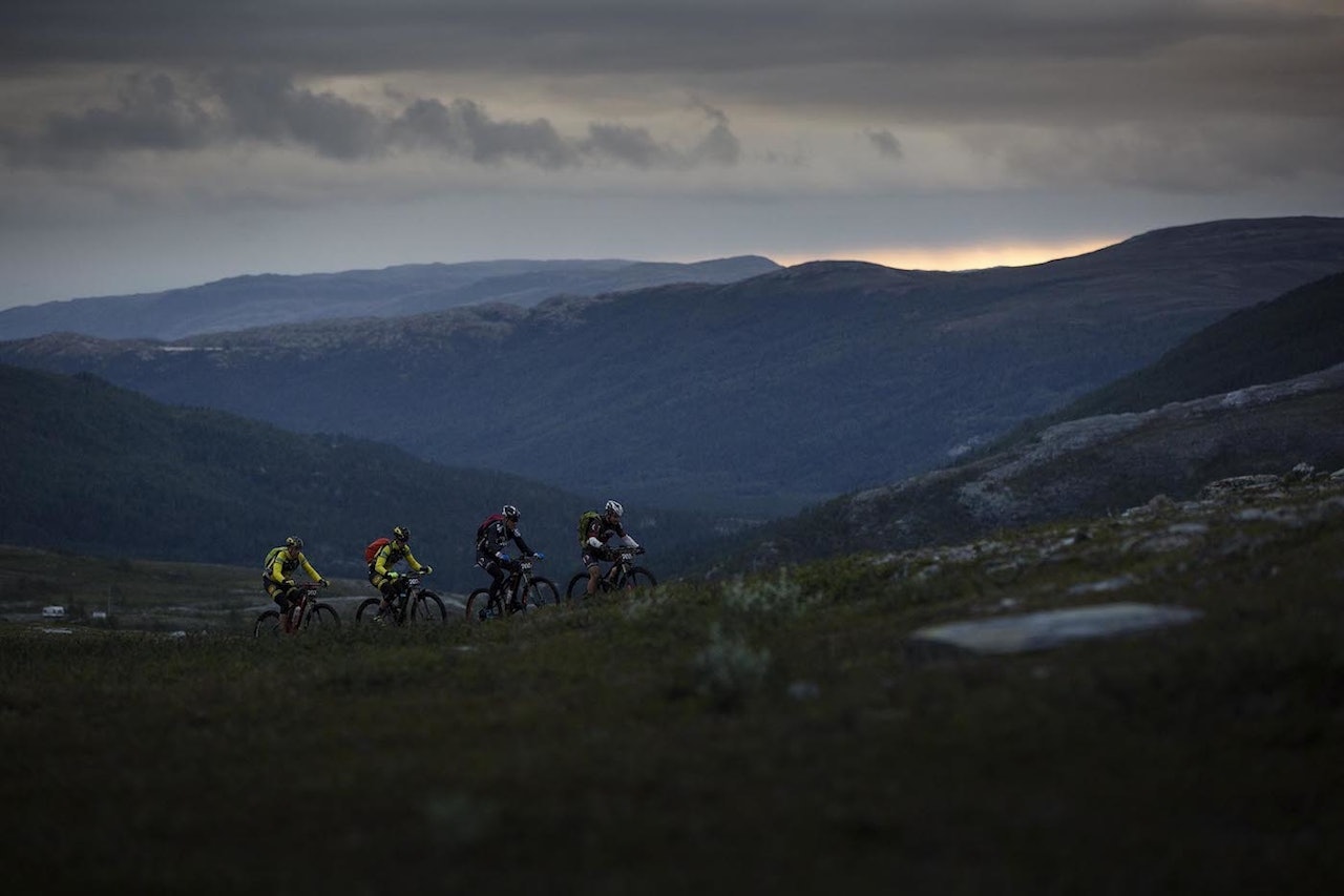 I kveld starter de fleste klassene i det 70 mil lange Offroad Finnmark OF700, inkludert årets nyhet - soloklassen. Foto: Kristoffer Kippernes