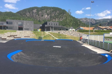 EN AV TO I SIRDAL: Pumptracken på Tonstad i Sirdal sto ferdig i slutten av juli. Om kort tid åpner en ny pumptrack på Sinnes. Foto: Trailhead Nesbyen Pumptracken på Tonstad i Sirdal