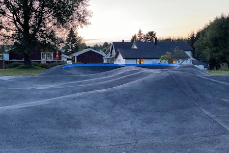 UNIK: Pumptracken i Trømborg i Indre Østfold har et kreativt design som gjør at hele den 500 kvadratmeter store overflaten i anlegget kan brukes i utallige kombinasjoner. Foto: Trailhead Nesbyen Pumptracken i Trømborg i Indre Østfold