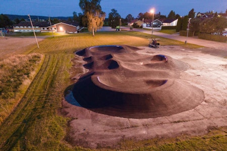KREATIV: Pumptracken i Trømborg i Eidsberg kommune har et kreativt design som gjør at hele overflaten i anlegget kan brukes, ikke bare de faste linjene og rundene. Foto: Trailhead Nesbyen Pumptracken i Trømborg i Eidsberg kommune