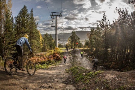 ÅPNINGSHELG I DRAMMEN BIKE PARK: Helgen 8.-9. mai åpner stolheisen i Drammen Bike Park og alt ligger til rette for en morsom og sosial helg med avstand. Foto: Svenn Fjeldheim åpningshelg i drammen bike park