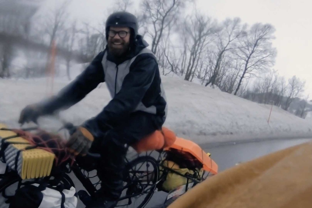FINVÆR: Andreas og kompisen tar sykkelen fatt for å finne de fine skiturene. Foto: Skjermdump bikepacking andreas Køhn