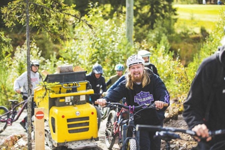 BRAGE OG VENNER: Brage Vestavik samler en gjeng syklister i Trysil for en konkurranse utenom det vanlige. Her fra åpningen av B-Rage i 2020. Foto: Kristoffer H. Kippernes brage vestavik b-rage invitational