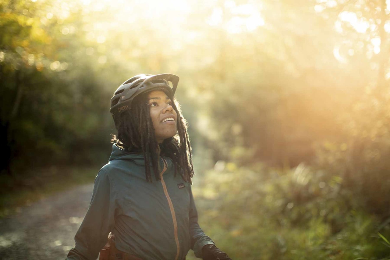 Brooklyn Bell forteller i filmen om sitt forhold til terrengsykling og inkludering. Foto: Joey Schusler/Patagonia. patagonia brooklyn bell becoming ruby