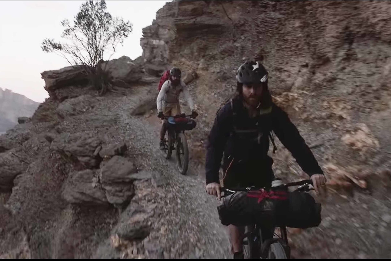 SKUMLE STIER:  Syklistene som prøver seg på bikepacking i Oman får mer enn bare én utfordring underveis. Foto: Skjermdump bikepacking oman film