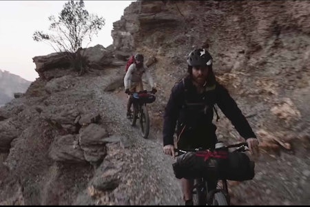 SKUMLE STIER:  Syklistene som prøver seg på bikepacking i Oman får mer enn bare én utfordring underveis. Foto: Skjermdump bikepacking oman film