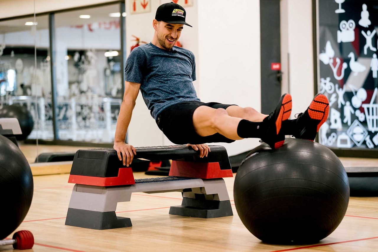 RÅ PÅ TRENING: Nino Schurter får lagt inn viktige økter med styrketrening før syklingen. Foto: Scott  styrketrening sykkel sykling terrengsykling