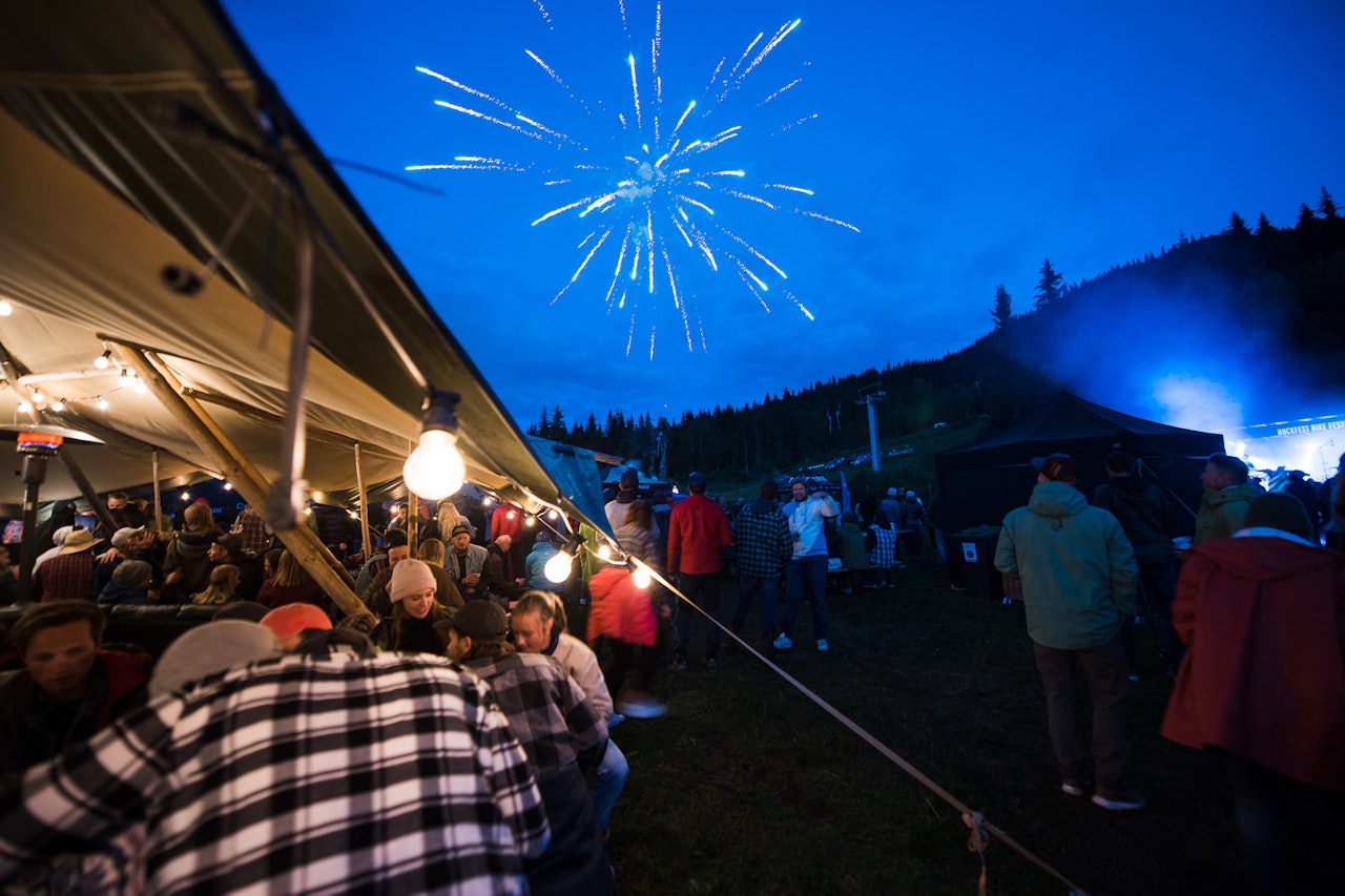 Hillbilly Huckfest feiret tiårsjubileet på flere måter i løpet av festivalhelga, inkludert fyrverkeri på lørdag kveld. Foto: Håvard Brennhovd