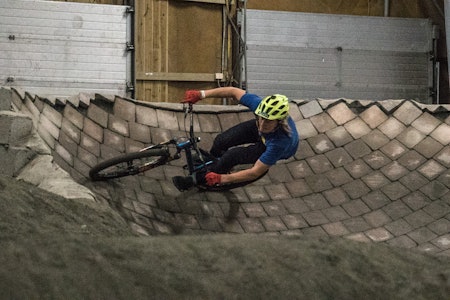 IKKE TRÅ: Bygg fart i terrenget uten å trå. Det er hele poenget med pumptrack og grunnen til at alle som sykler burde prøve seg i kuleløypa, slik som Brage Vestavik. Foto: Christian Nerdrum IKKE TRÅ: Bygg fart i terrenget uten å trå. Det er hele poenget med pumptrack og grunnen til at alle som sykler burde prøve seg i kuleløypa, slik som Brage Vestavik. Foto: Christian Nerdrum