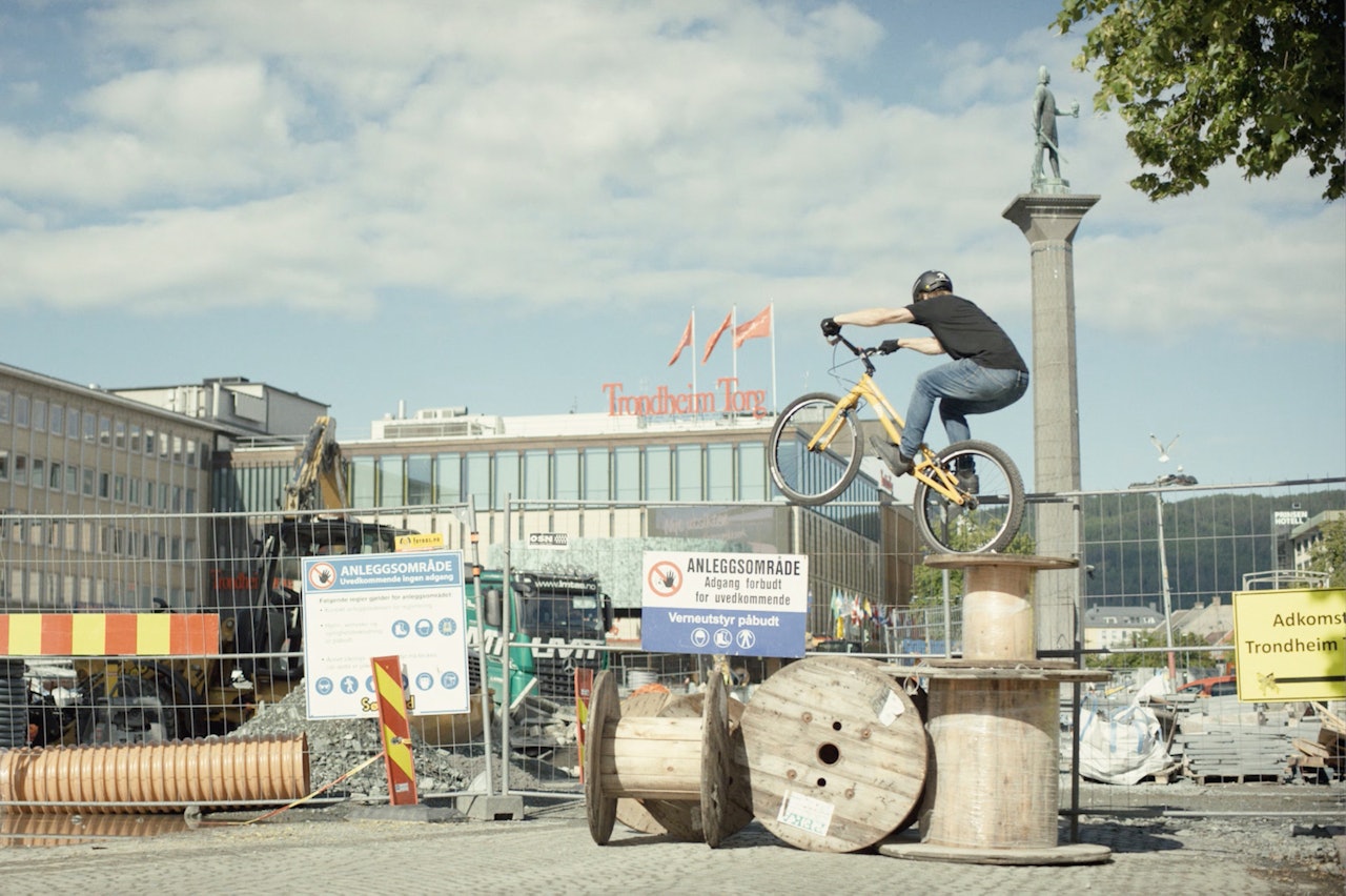 Eirik Ulltang på tur over Trondheim Torg. Eirik Ulltang på tur over Trondheim Torg.