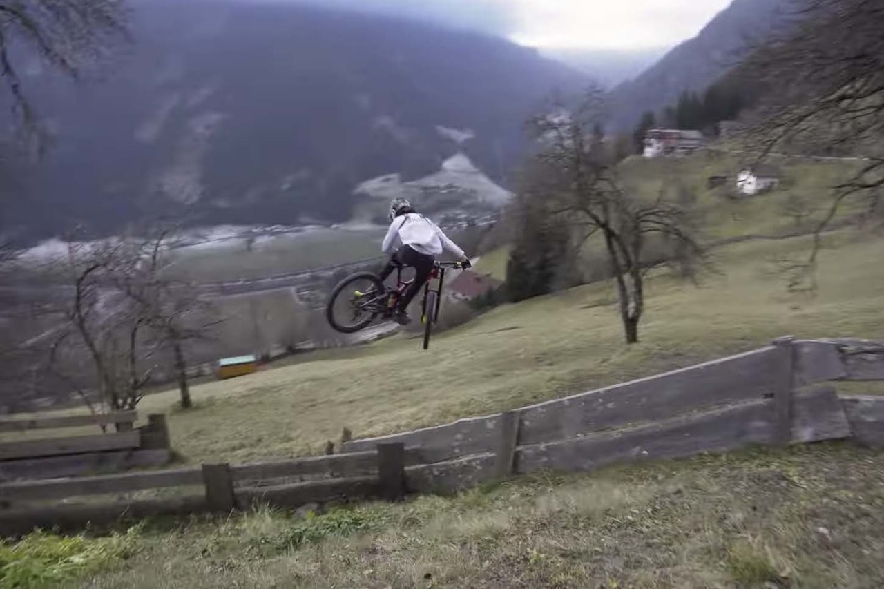 HJEMMETERRENG: Gabriel Wibmer bruker nabolaget på kjent vis i sin siste film. Foto: Skjermdump YouTube gabriel wibmer sykkelfilm