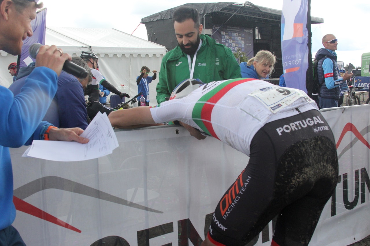 Tiago Ferreira hang over gjerdet i paddocken i flere minutter før han greide å snakke med noen etter den ni mil lange utgaven av Furusjøen Rundt, som i år fungerte som EM i maraton. Foto: Ingeborg Scheve Tiago Ferreira hang over gjerdet i paddocken i flere minutter før han greide å snakke med noen etter den ni mil lange utgaven av Furusjøen Rundt, som i år fungerte som EM i maraton. Foto: Ingeborg Scheve