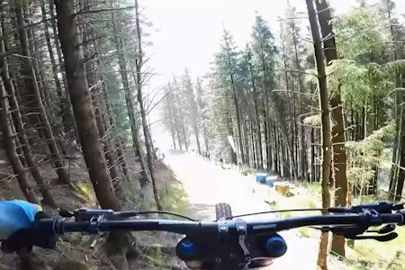 KREVENDE: Det er ikke små hopp som skal treffes i Red Bull Hardline. Foto: Skjermdump red bull hardline 2021