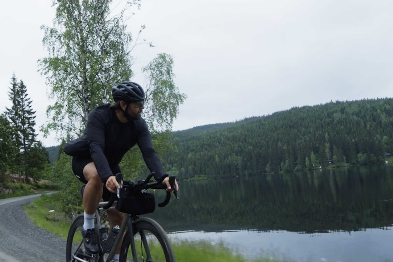 FORBEREDELSER: Vi får bli med på det som er oppkjøringen til en veldig lang sykkeltur i denne episoden av Dedikasjon. Foto: Vegard Breie henning carlsen norge på langs