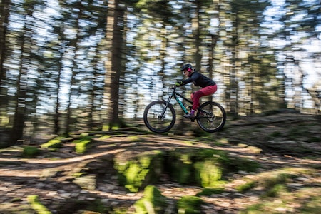ONLINE COACHING: Terrengsyklist Silje Holmsen lærer seg å sykle smart over internett. Foto: Svenn Fjeldheim Zwiftsykling, hvordan sykle zwift, karantenesykling