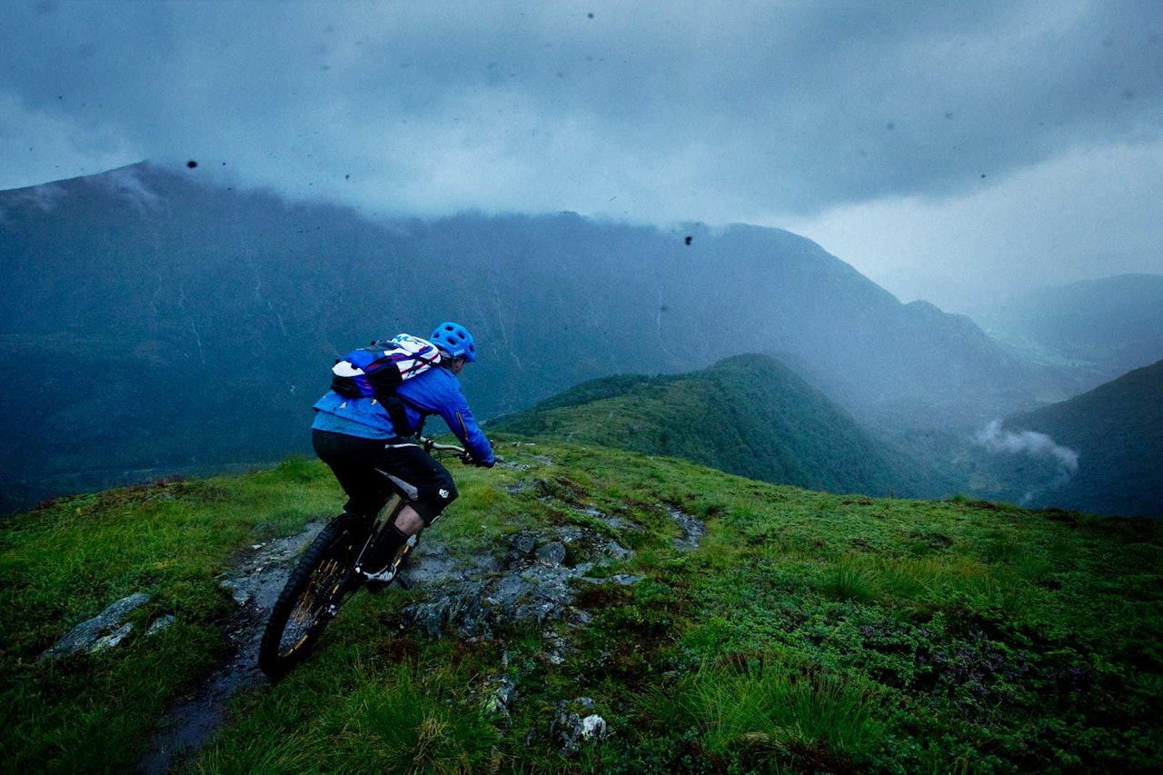 STISYKLING I BERGEN: En av de beste norske utforsyklistene gjennom tidene, Espen Johnsen, har lagt ned mye av treningsgrunnlaget i fjellene rundt hjembyen. Her på vei ned fra fjellet Toro. / Stisykling i Norge. stisykling i norge, stisykling i bergen, ulriken