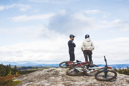 NOE STORT PÅ GANG I NESBYEN: På snaufjellet er byggearbeidet i gang med det som skal bli en av de mest spektakulære stiene i Norge, Hallingnatten. Prosjektleder i Hallingdal Rides, Lars Wraae Jensen (t.v) og stibygger i Trailhead Nesbyen, Ove Grøndal inspiserer fremdriften på fjellet en høstdag.  stisykling nesbyen