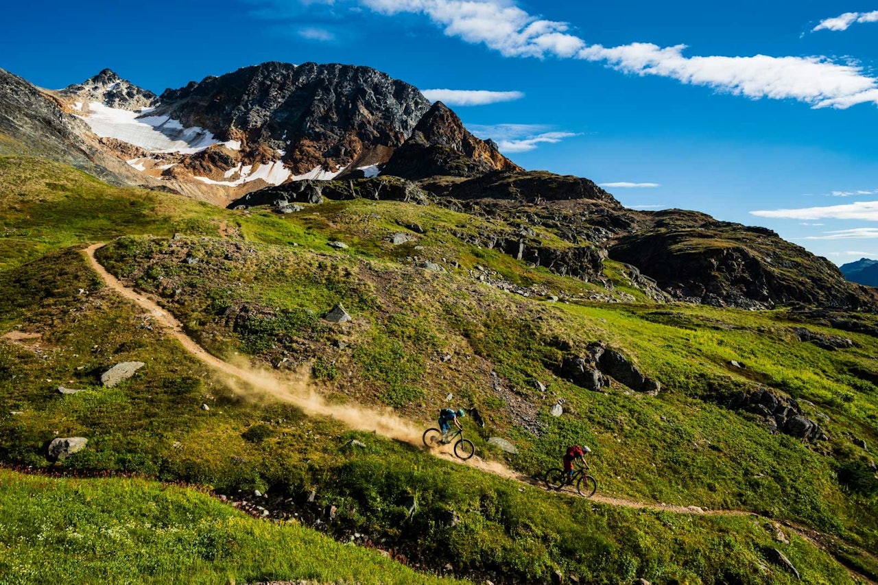FINE FJELL: Babine mountains i British Columbia har stier og utsikt som kan konkurrere med det meste. Julia Hoffman og Daniel Schaefer nyter sitt besøk hos Mattias Fredriksson.