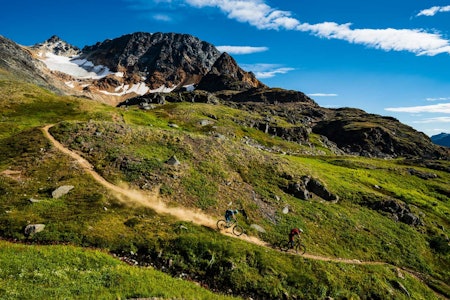 FINE FJELL: Babine mountains i British Columbia har stier og utsikt som kan konkurrere med det meste. Julia Hoffman og Daniel Schaefer nyter sitt besøk hos Mattias Fredriksson. FINE FJELL: Babine mountains i British Columbia har stier og utsikt som kan konkurrere med det meste. Julia Hoffman og Daniel Schaefer nyter sitt besøk hos Mattias Fredriksson.