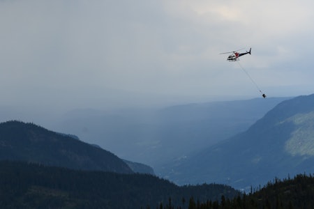 SPEKTAKULÆRT: Helikopter er ikke vanlig redskap for stibygging, men i Nesbyen brukes det for å fly inn masser til byggingen av stien Hallingspranget. Foto: Snorre Veggan nesbyen stisykling hallingspranget