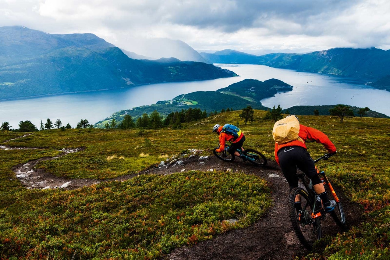 FLYTSTI: Syklister liker flyt, og det er lett å få på Haugsvarden i Sandane. Stien går fra 862 meter over havet, nesten helt ned til fjorden.