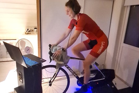 HARDT OG INTENST: – Du skal være i form til å tåle den belastningen som enduro gir med lange transporter og å være ute hele dagen, sier Silje Holmsen som legger grunnlaget på rulla vinterstid. Foto: Privat Silje Holmsen rulletrening