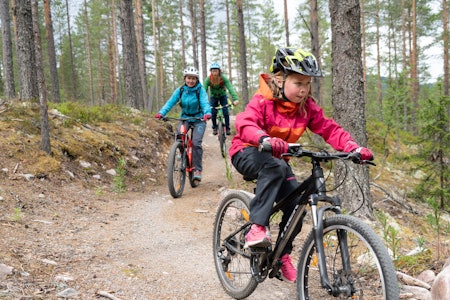 TIPS TIL NYBEGYNNERE I TRYSIL: Sykkelterapeut Aslak Mørstad har vært i Trysil Bike Arena for å hjelpe mor og datter med sine nybegynnerproblemer på sykkelen i Gullia. Foto: Christian Nerdrum tips trysil nybegynner sykkel