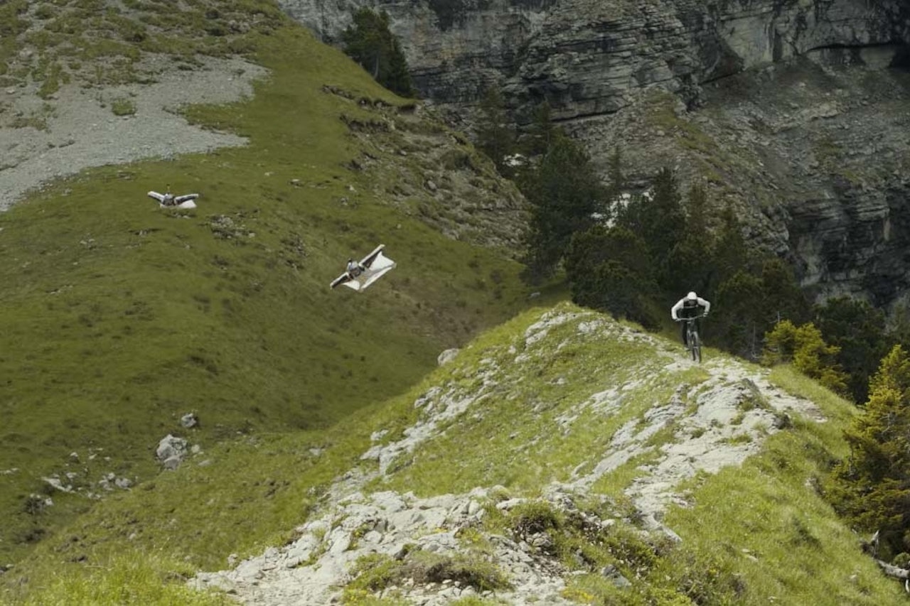 UVANLIG: Du pleier ikke å få folk som flyver over deg på stiturene dine, altså? Foto: Skjermdump killian bron stisykling