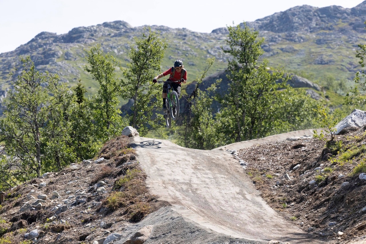 FLYTUR: Anders Backe er ikke uvant med luft mellom seg og bakken. Foto: Kalle Hägglund stisykling hemsedal anders backe flytsti