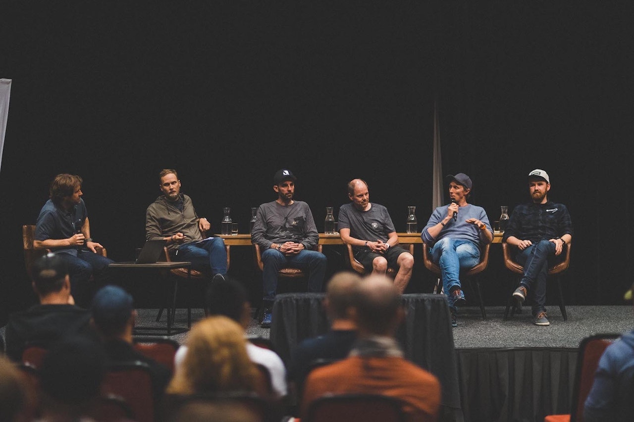 Debatten om elsykling på sti skapte engasjement. Erlend Sande (til venstre) var ordstyrer for panelet, som besto av tidligere NOTS-leder Stian Bergeland, Simen Filseth i NOTS Drammen og Omegn, Morten Karlsen i Syklistenes Landsforening, tidligere elitesyklist Ole Christian Fagerli og Olve Nordehaug i Trysil Bike Arena. Foto: Kristoffer Kippernes Debatten om elsykling på sti skapte engasjement. Erlend Sande (til venstre) var ordstyrer for panelet, som besto av tidligere NOTS-leder Stian Bergeland, Simen Filseth i NOTS Drammen og Omegn, Morten Karlsen i Syklistenes Landsforening, tidligere elitesyklist Ole Christian Fagerli og Olve Nordehaug i Trysil Bike Arena. Foto: Kristoffer Kippernes