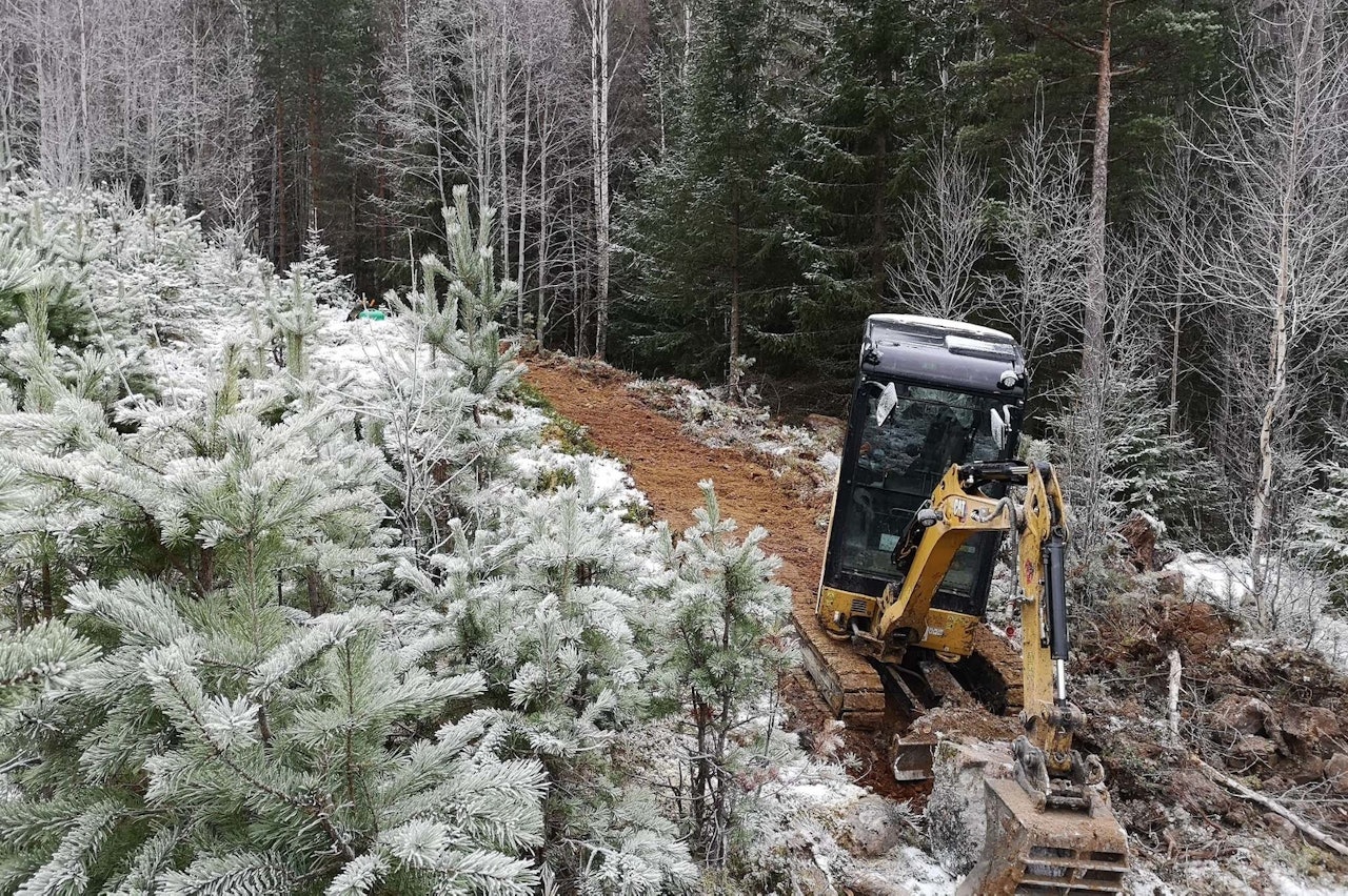 LANG STIBYGGER-SESONG: Gravemaskinen i Nesbyen har ikke stoppet motoren selv om vi snart skriver desember. Foto: Ove Grøndal, Trailhead Nesbyen stibygging nesbyen november 2020