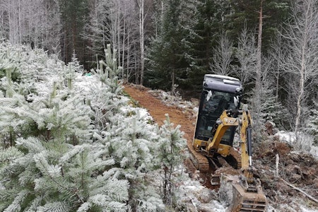 LANG STIBYGGER-SESONG: Gravemaskinen i Nesbyen har ikke stoppet motoren selv om vi snart skriver desember. Foto: Ove Grøndal, Trailhead Nesbyen stibygging nesbyen november 2020