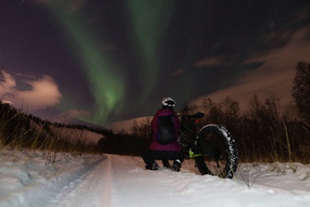 DEILIG ER JORDEN: Nok til å få julestemning i mars. Fatbike er kommet for å bli i Alta. Foto: Trygve Nygård / Glød Explorer fatbike i Alta