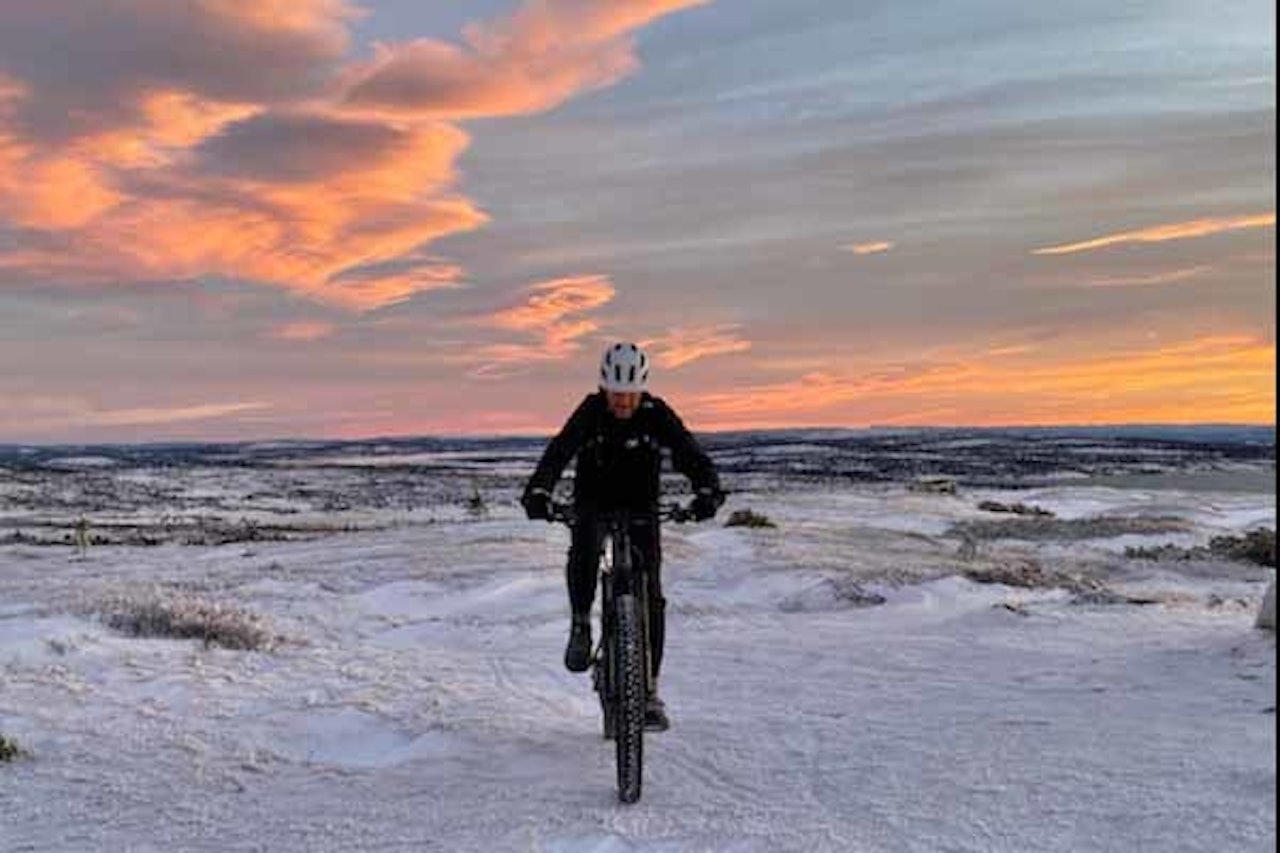 MAGISKE FORHOLD: Syklistene som trosset kulda i helga fikk fine forhold på Øyerfjellet. Foto: Snorre Pedersen stisykling vinter øyerfjellet
