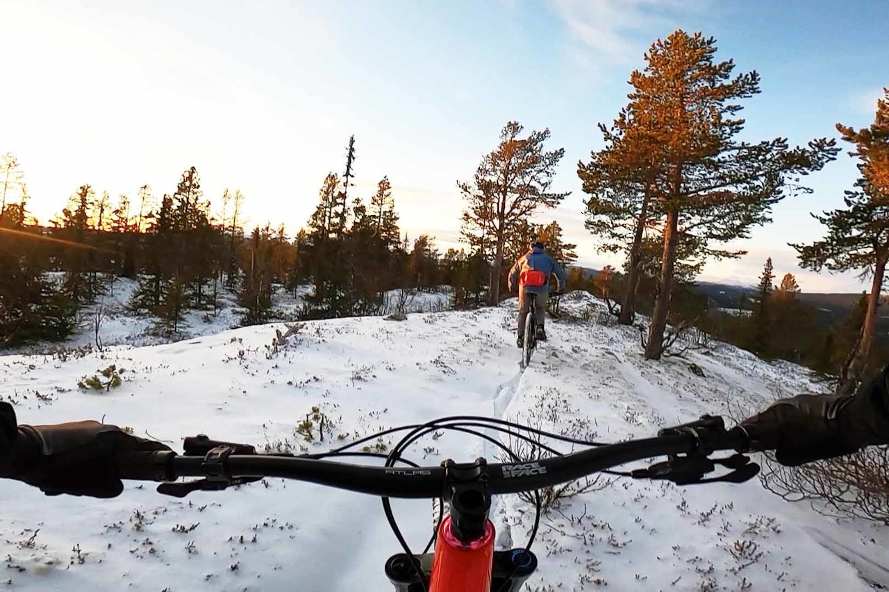 FINE FORHOLD: Snødekte stier gir en spesiell opplevelse på stisykkelFoto: Julia Hamre stisykling Ringebu