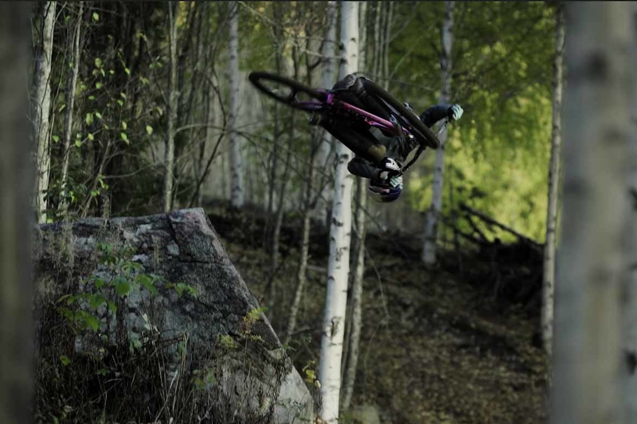 OPP-NED: Ikke mange drar på som disse to. Foto: Skjermdump jarvsø bike park