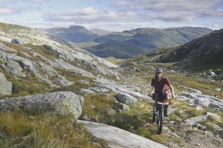 KREVENDE TUR:.. men store landskap. Se filmen om en flerdagers tur i den norske fjellheimen. Foto: Skjermdump bikepacking oslo bergen tips