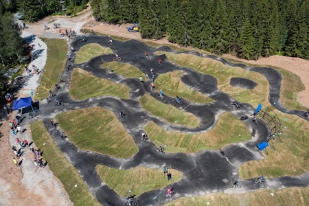 ENDELIG ÅPNET: Nå er den største pumptracken i Norge tatt i bruk. Foto: Jonas Sjögren pumptrack norges største trysil