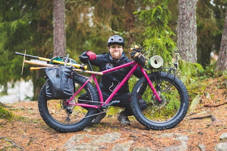 NYTTESYKKEL: Når Michael Cook skal ut å bygge sti, setter han sin lit til en Surly Ice Cream Truck spesialbygd for å ta med redskaper. NYTTESYKKEL: Når Michael Cook skal ut å bygge sti, setter han sin lit til en Surly Ice Cream Truck spesialbygd for å ta med redskaper.