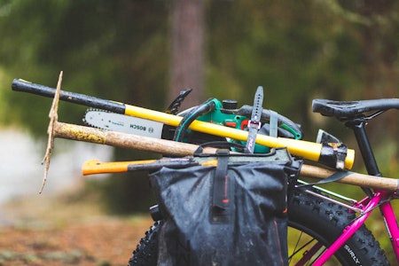 PÅ LASTEPLANET: Dette er bare noe av det Michael Cook har med på stibyggersykkelen sin. Foto: Kristoffer H. Kippernes.  PÅ LASTEPLANET: Dette er bare noe av det Michael Cook har med på stibyggersykkelen sin. Foto: Kristoffer H. Kippernes.