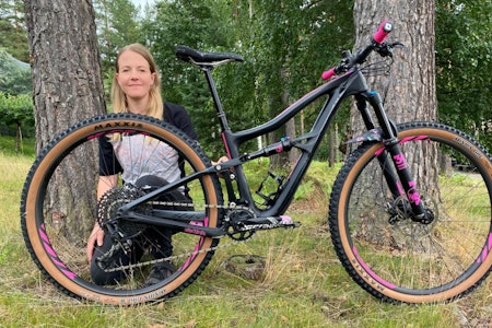 LEKEN: Linda ville ha en leken og tøff stisykkel som hadde rett geometri i forhold til hennes majestetiske 160 cm. Foto: Privat Ibis Ripley, linda lønmo