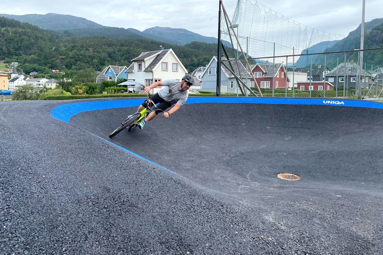ALLSIDIG: Pumptracken i Sauda har en unik design som gir mange kreative muligheter mellom hovedlinjene, hopping og gæpping. Foto: Trailhead Nesbyen  Pumptrack Sauda