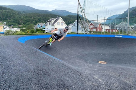ALLSIDIG: Pumptracken i Sauda har en unik design som gir mange kreative muligheter mellom hovedlinjene, hopping og gæpping. Foto: Trailhead Nesbyen Pumptrack Sauda